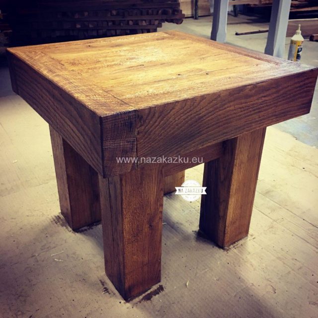 Masivní dubový stoleček